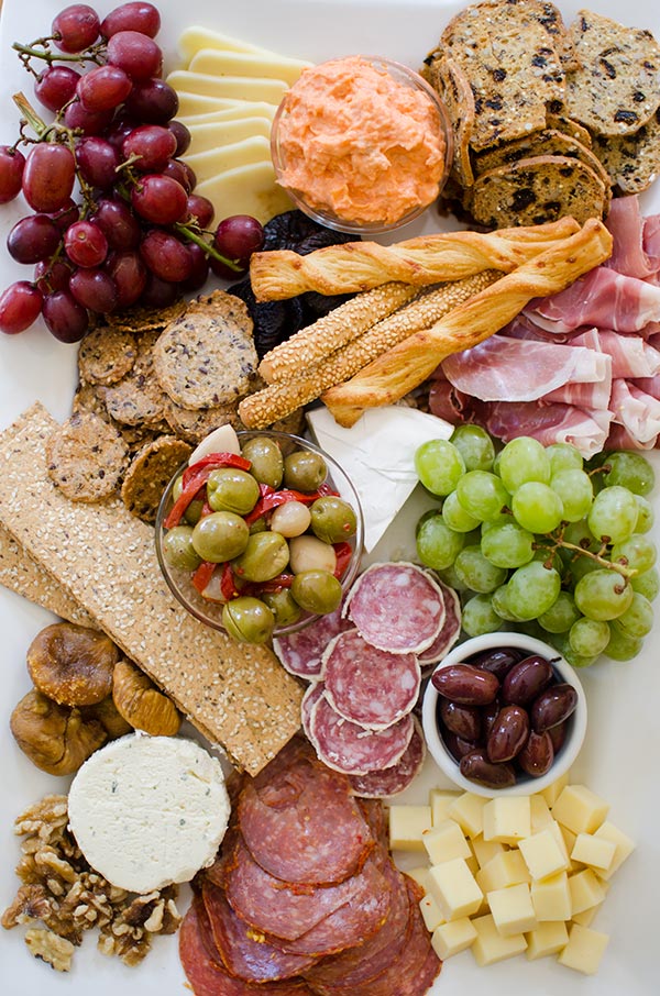 How to build the ultimate cheeseboard for the holidays. | livinglou.com