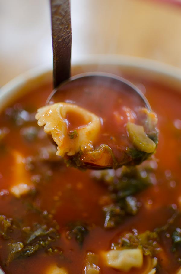 This recipe for tomato tortellini soup with kale is so easy with basil and veggies! | livinglou.com