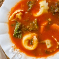 This recipe for tomato tortellini soup with kale is so easy with basil and veggies! | livinglou.com
