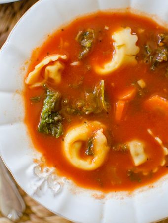 This recipe for tomato tortellini soup with kale is so easy with basil and veggies! | livinglou.com