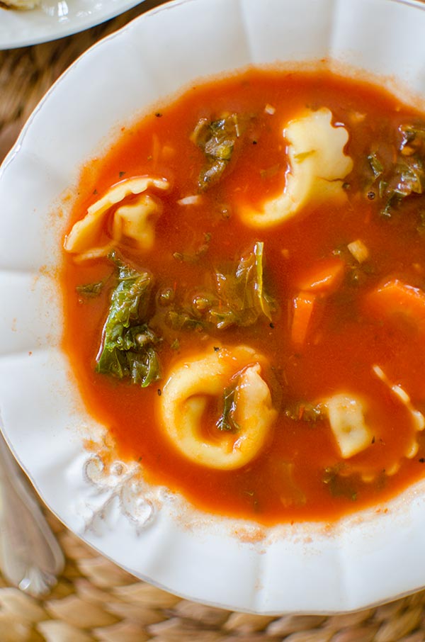 This recipe for tomato tortellini soup with kale is so easy with basil and veggies! | livinglou.com
