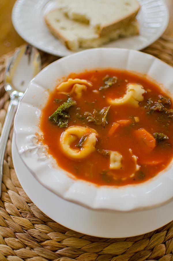 This recipe for tomato tortellini soup with kale is so easy with basil and veggies! | livinglou.com