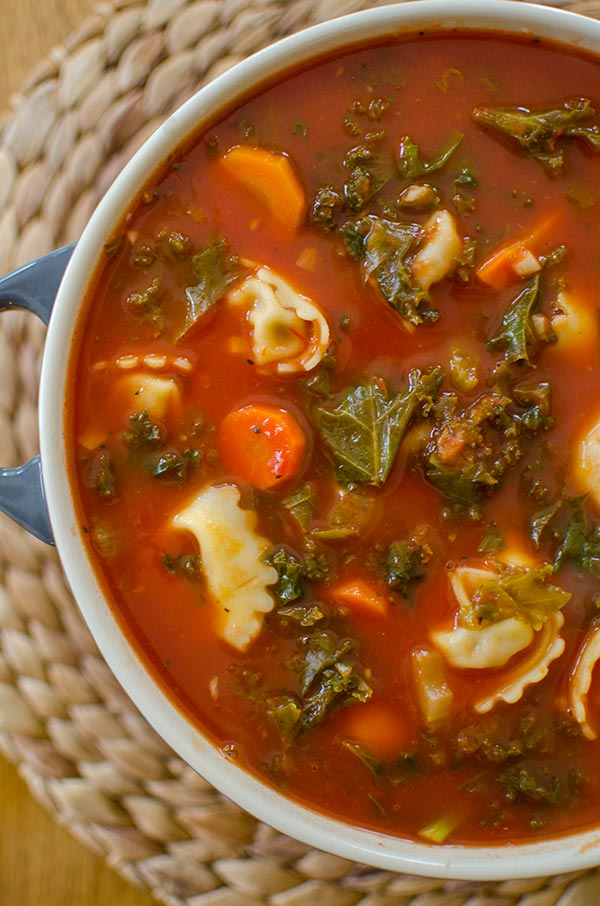 This recipe for tomato tortellini soup with kale is so easy with basil and veggies! | livinglou.com
