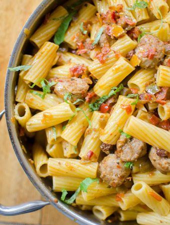 5 ingredient sausage and pepper pasta with rigatoni and Italian sausage. | Livinglou.com