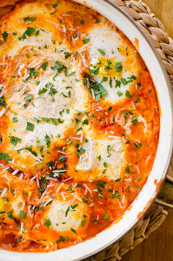 Quick and spicy tomato egg skillet is the perfect brunch of quick vegetarian dinner with red peppers, onion, smoked paprika and Parmesan cheese. | livinglou.com