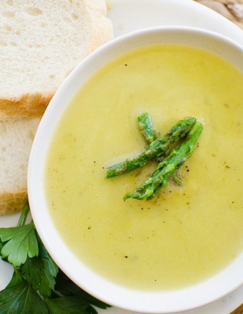 Light asparagus soup recipe with leeks, parsley and garlic. | livinglou.com