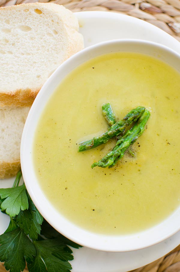 Light asparagus soup recipe with leeks, parsley and garlic. | livinglou.com