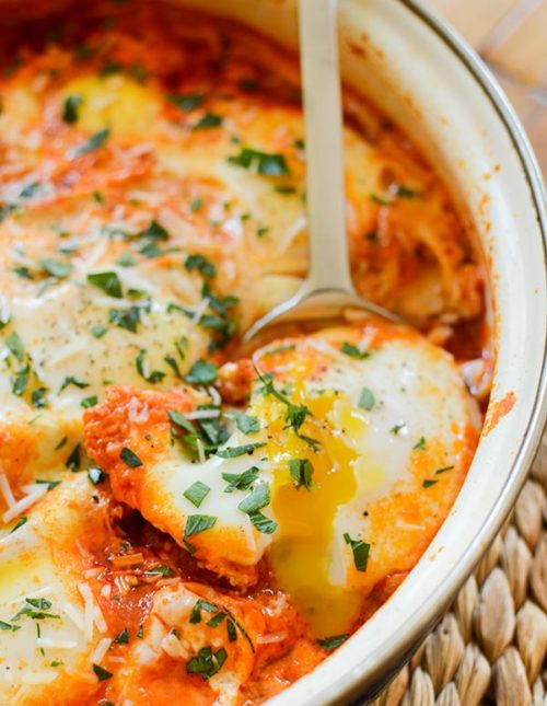 Quick and spicy tomato egg skillet is the perfect brunch of quick vegetarian dinner with red peppers, onion, smoked paprika and Parmesan cheese. | livinglou.com