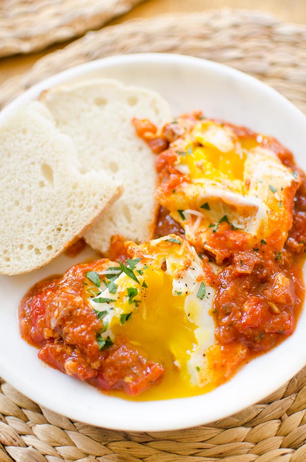 Quick and spicy tomato egg skillet is the perfect brunch of quick vegetarian dinner with red peppers, onion, smoked paprika and Parmesan cheese. | livinglou.com