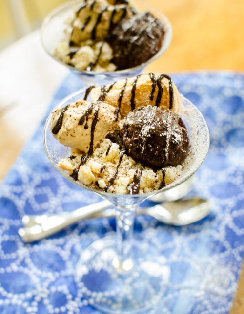 Tiramisu pudding parfaits are the perfect quick dessert with coffee whipped cream, lady finger cookies and chocolate pudding. | livinglou.com