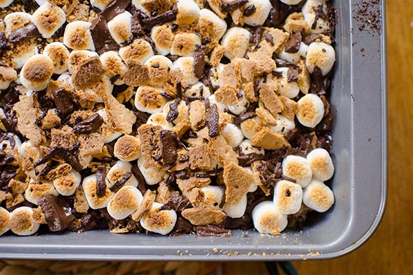 S'mores rice krispie treats with chocolate and graham crackers are the ultimate easy dessert. | livinglou.com