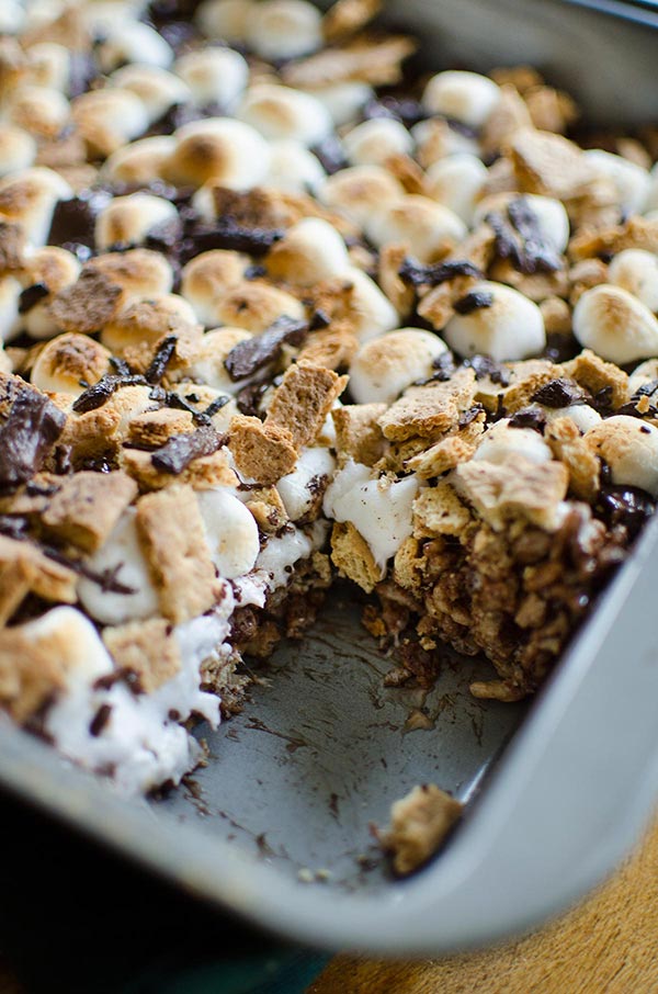 S'mores rice krispie treats with chocolate and graham crackers are the ultimate easy dessert. | livinglou.com