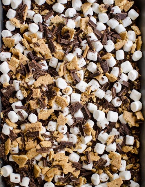 S'mores rice krispie treats with chocolate and graham crackers are the ultimate easy dessert. | livinglou.com