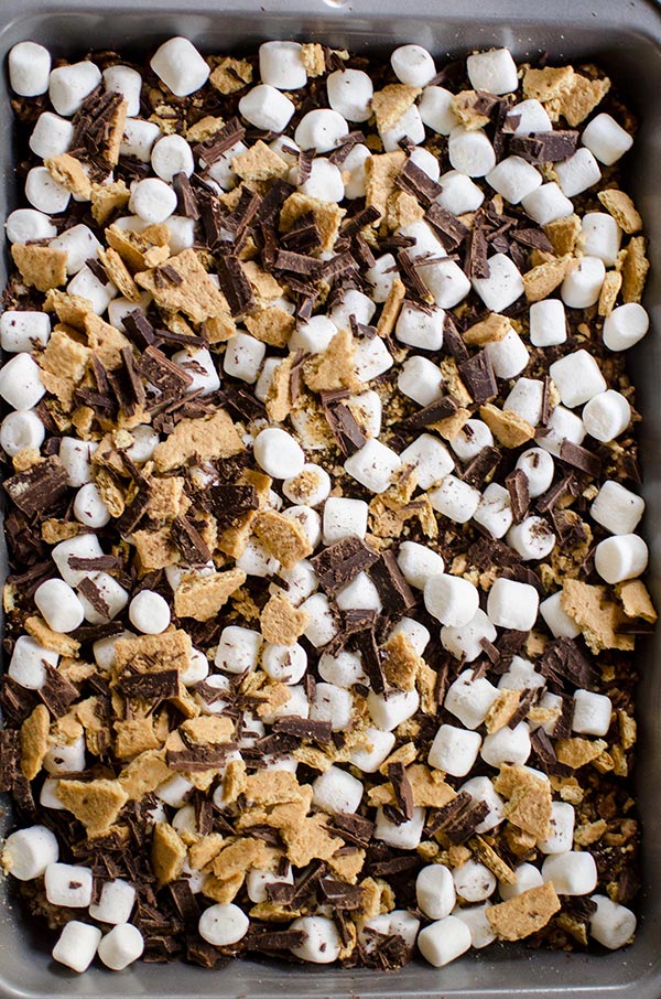 S'mores rice krispie treats with chocolate and graham crackers are the ultimate easy dessert. | livinglou.com