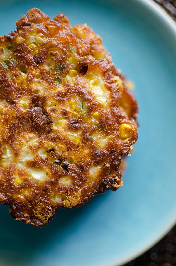 Cheesy corn fritters are the perfect summer side dish with fresh corn, cheddar cheese, green onions and jalapenos. | livinglou.com