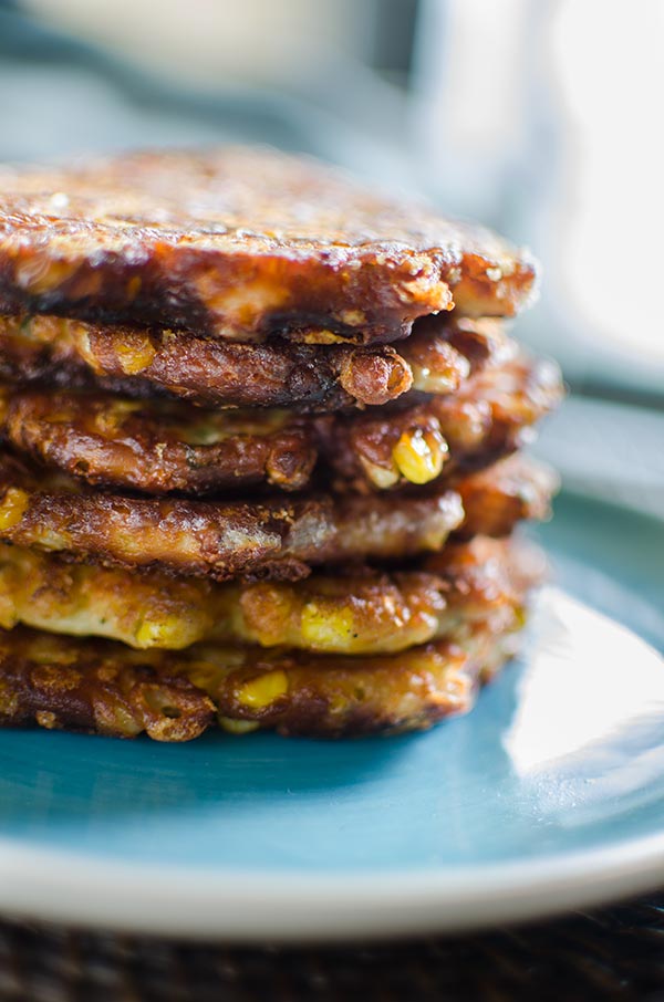 Cheesy corn fritters are the perfect summer side dish with fresh corn, cheddar cheese, green onions and jalapenos. | livinglou.com