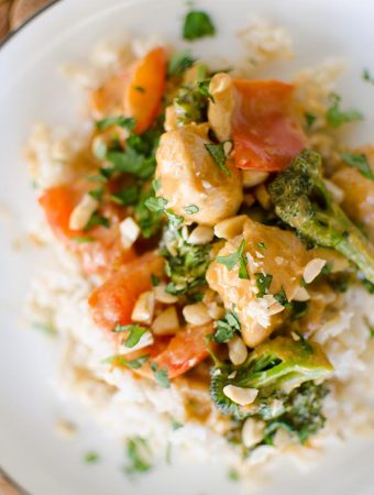 A quick dinner recipe for peanut chicken stir fry with a creamy coconut peanut sauce, broccoli and red peppers. | livinglou.com