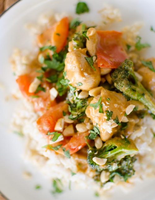 A quick dinner recipe for peanut chicken stir fry with a creamy coconut peanut sauce, broccoli and red peppers. | livinglou.com