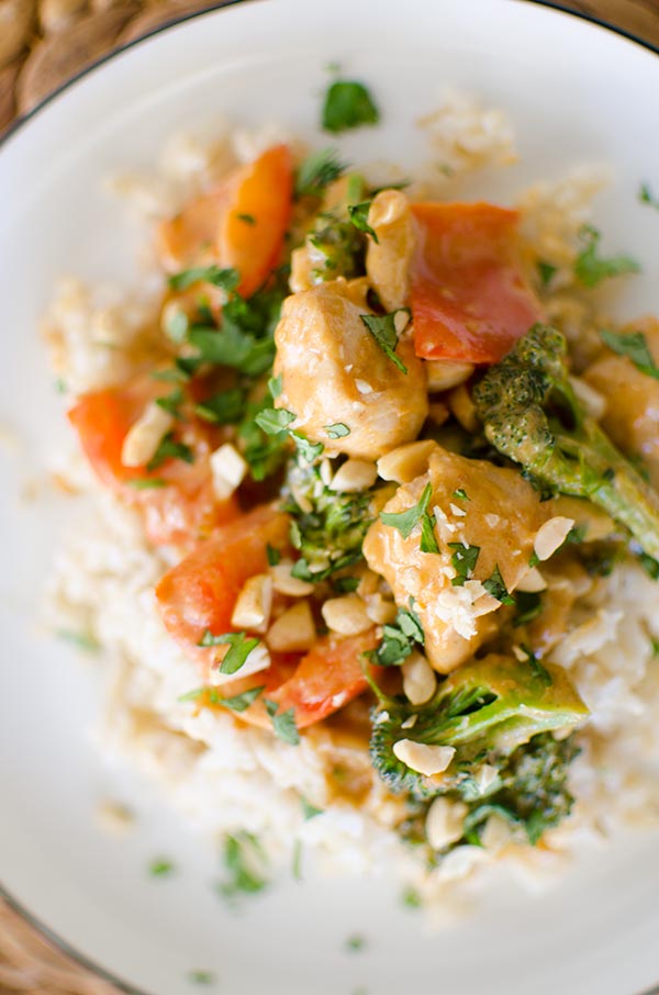 A quick dinner recipe for peanut chicken stir fry with a creamy coconut peanut sauce, broccoli and red peppers. | livinglou.com