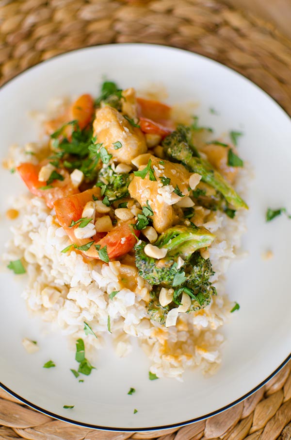 A quick dinner recipe for peanut chicken stir fry with a creamy coconut peanut sauce, broccoli and red peppers. | livinglou.com