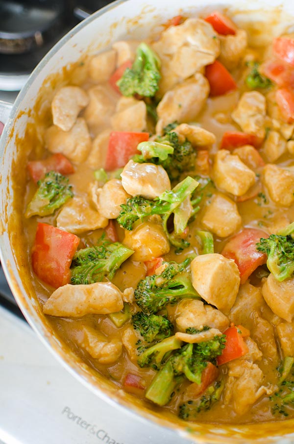 A quick dinner recipe for peanut chicken stir fry with a creamy coconut peanut sauce, broccoli and red peppers. | livinglou.com