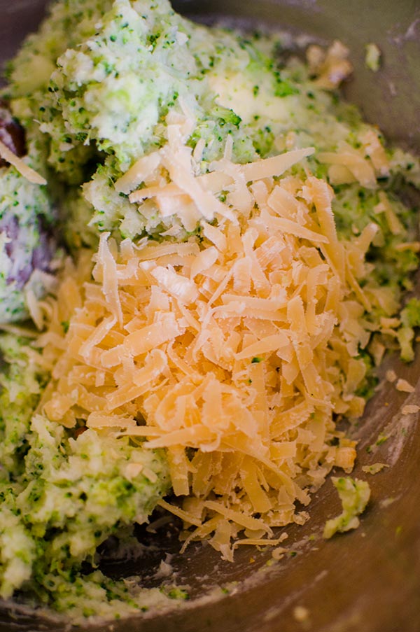 Broccoli and Gouda twice-baked potatoes aren't your typical baked potatoes! This cheesy version uses aged Gouda for extra bite and flavour. | livinglou.com