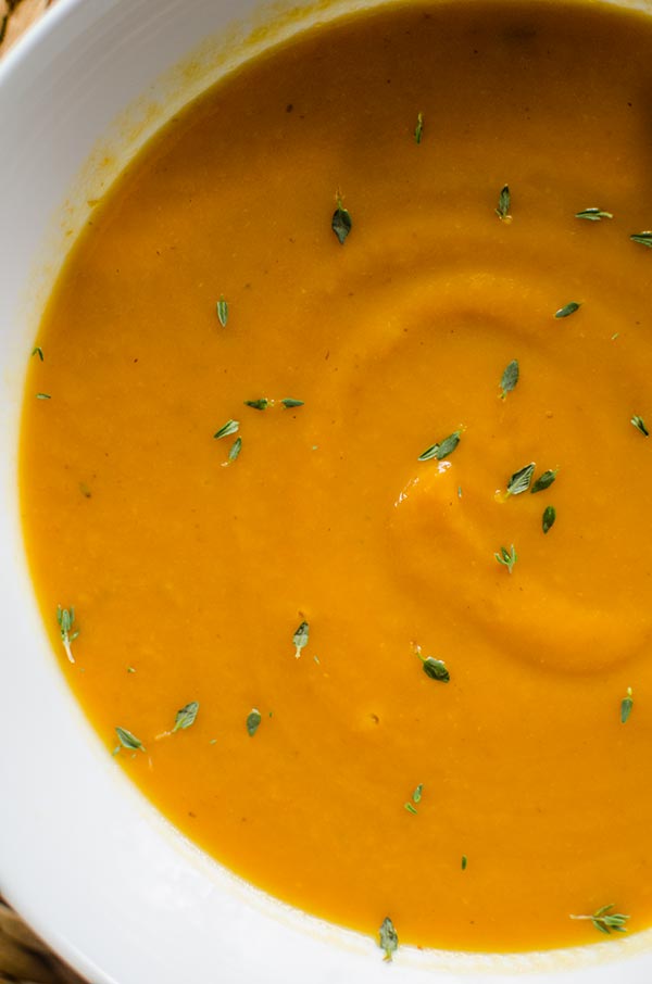 Roasted carrot and fennel soup with thyme, cumin and freshly squeeze orange juice is the perfect winter soup to make this season. | livinglou.com