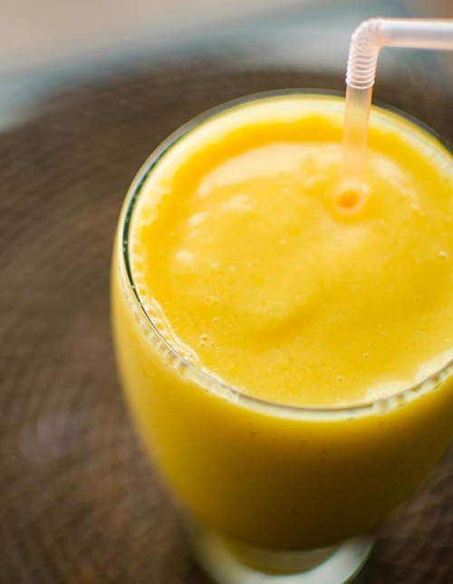 Start your morning with a healthy smoothie with ginger, turmeric, orange, banana and mango. | livinglou.com