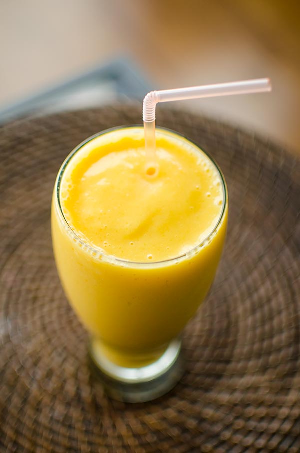 Start your morning with a healthy smoothie with ginger, turmeric, orange, banana and mango. | livinglou.com