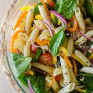 A light and fresh pasta salad with lemon herb vinaigrette is the perfect pasta salad to make this summer. | livinglou.com