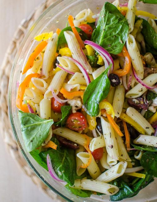 A light and fresh pasta salad with lemon herb vinaigrette is the perfect pasta salad to make this summer. | livinglou.com