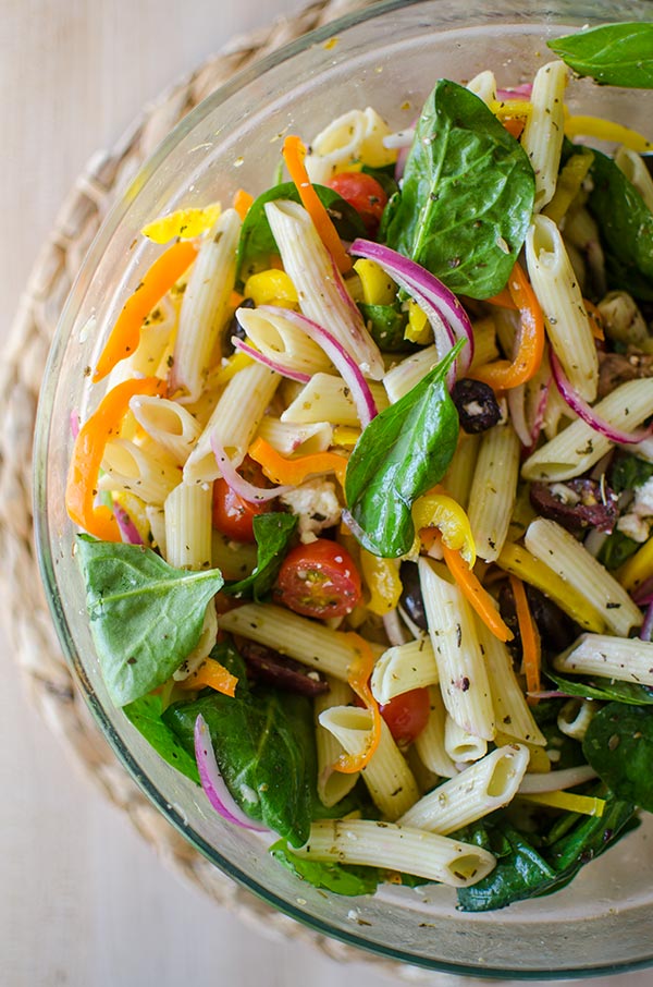 A light and fresh pasta salad with lemon herb vinaigrette is the perfect pasta salad to make this summer. | livinglou.com