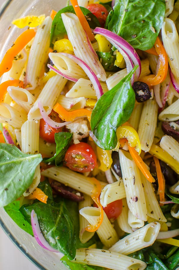 A light and fresh pasta salad with lemon herb vinaigrette is the perfect pasta salad to make this summer. | livinglou.com