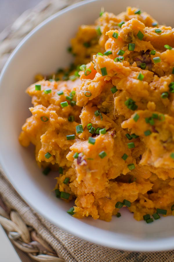 Buttermilk blue cheese mashed sweet potatoes add a rich and tangy side dish for your Thanksgiving menu. | livinglou.com