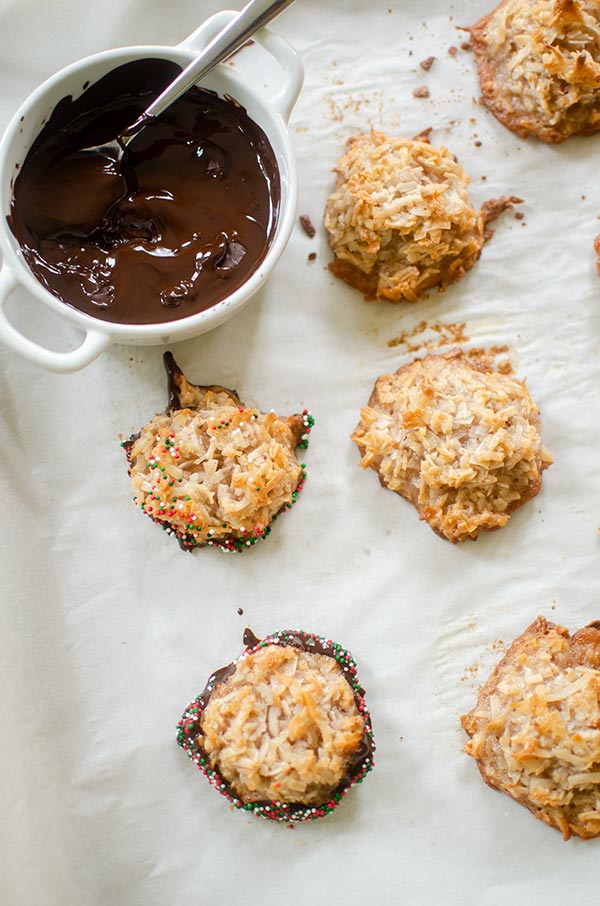 Cinnamon macaroons with a pot of melted chocolate.