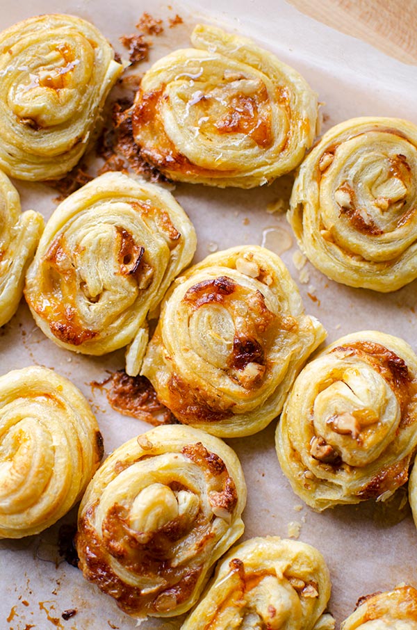 https://www.livinglou.com/wp-content/uploads/2019/12/puff-pastry-brie-bites-appetizer.jpg