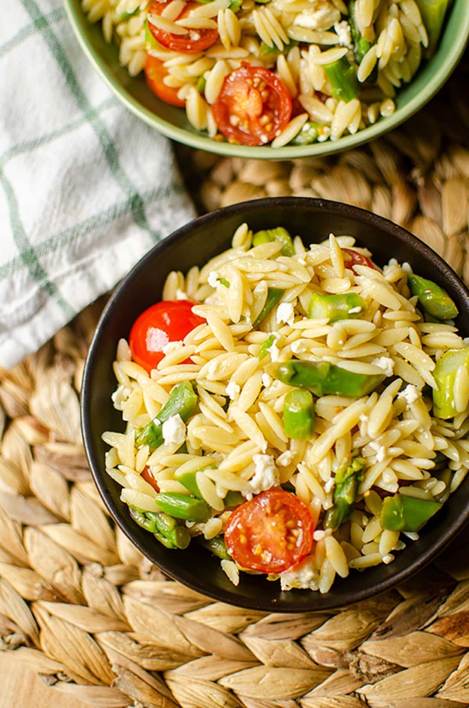 A serving of lemon orzo salad in a black bowl